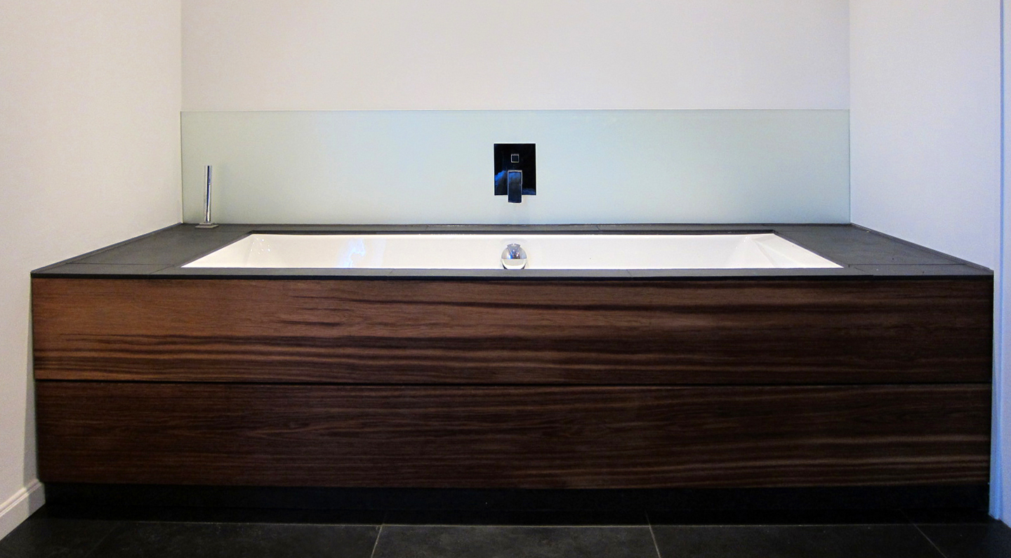 Badewanne mit Holzverkleidung